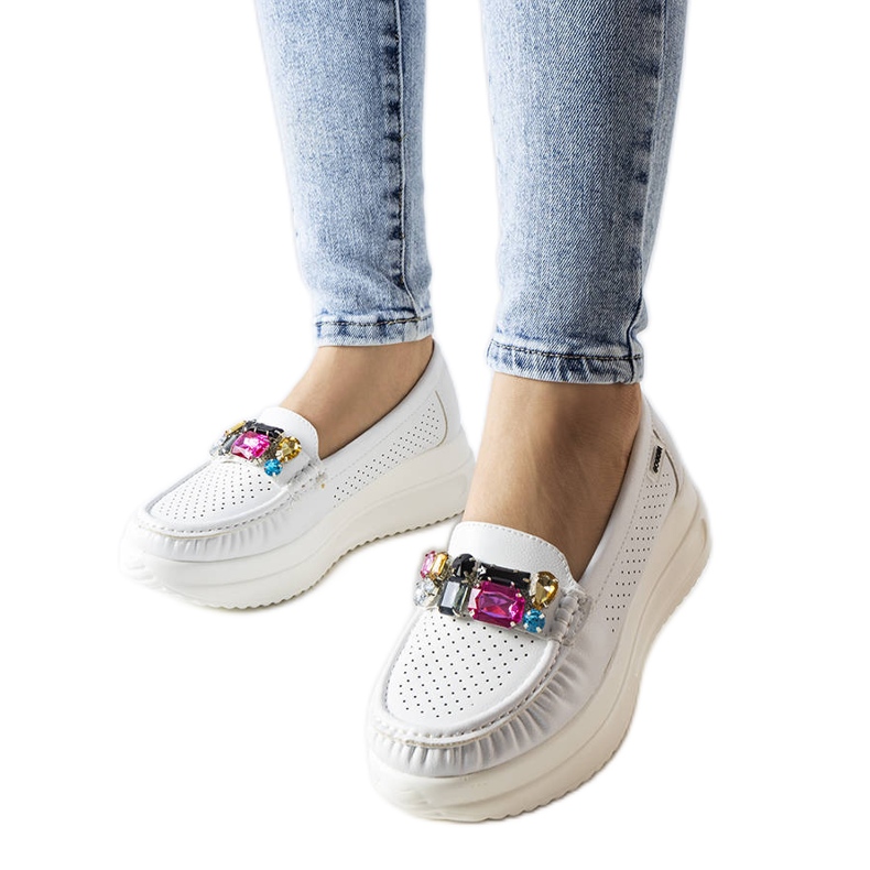 Bílé mokasíny s krystaly od Gisella bílý