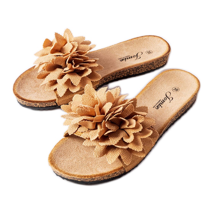 Hnědé pantofle zdobené květinami Farland hnědý Hnědé pantofle zdobené květinami Farland hnědý