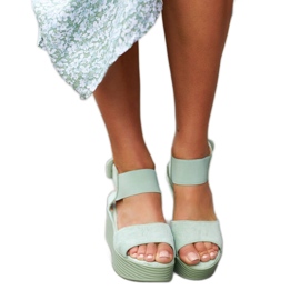 Zelené sandály na klínku z romštiny zelený