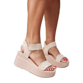 Béžové sandály na klínku značky Nerea béžový