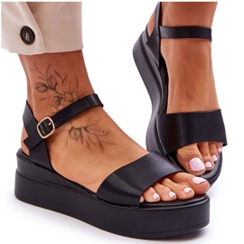 Pohodlné kožené sandály na klínu černá Tifena