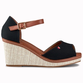 Černé dámské sandály na klínku značky Tomm černá Černé dámské sandály na klínku značky Tomm černá