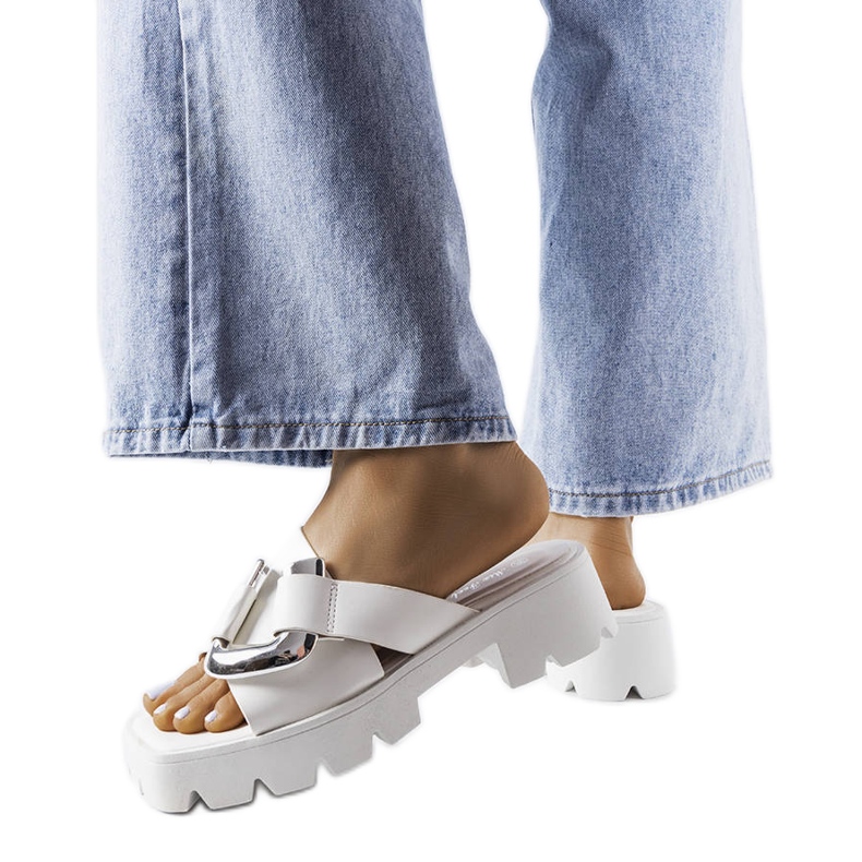 Bílé žabky s traktorovou podrážkou od Carceri bílý Bílé žabky s traktorovou podrážkou od Carceri bílý