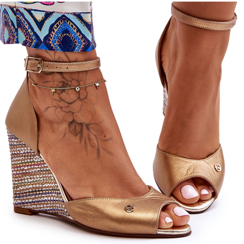 Kožené sandály na klínku Laura Messi 2603/784 Gold zlatý