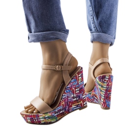 Béžové zdobené sandály na klínku od Fairmont béžový