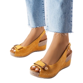 Žluté sandály na klínku značky Laetitia žlutá