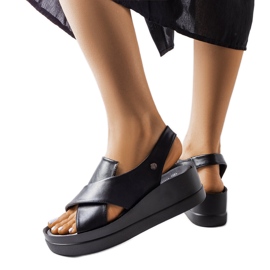 Černé nízké sandály na klínku od Adeliny černá Černé nízké sandály na klínku od Adeliny černá