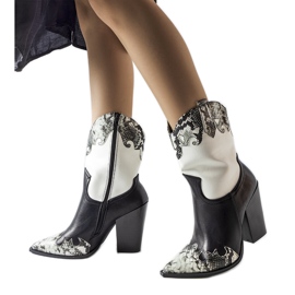 Poločernobílé kovbojské boty s hadími vložkami černý
