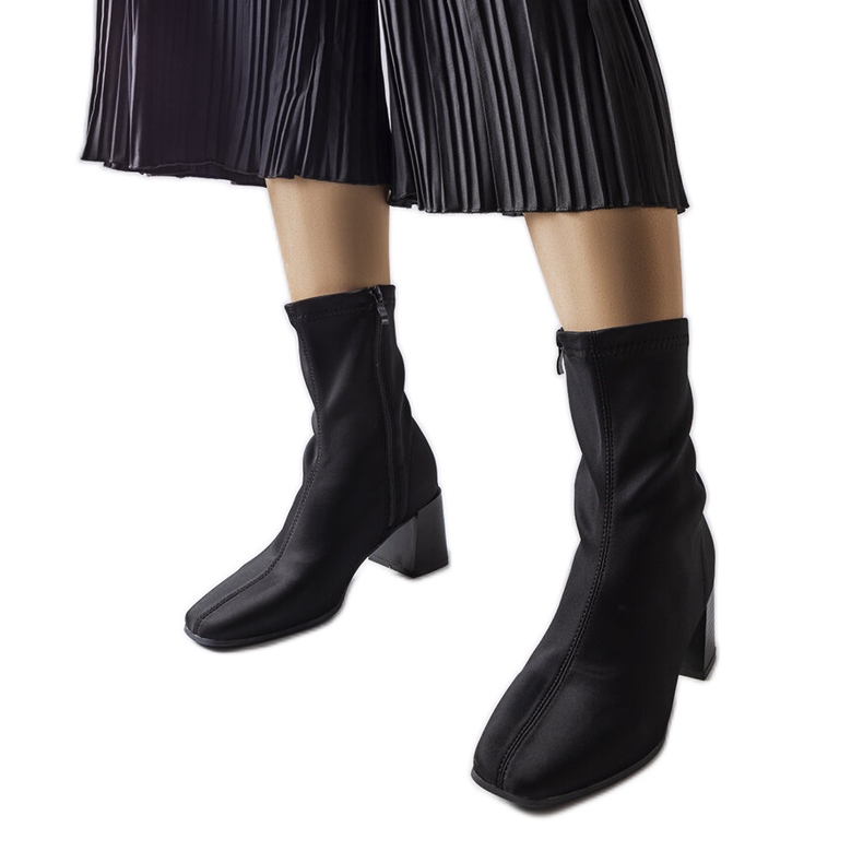 Černé saténové kotníkové boty značky Laforgen černá