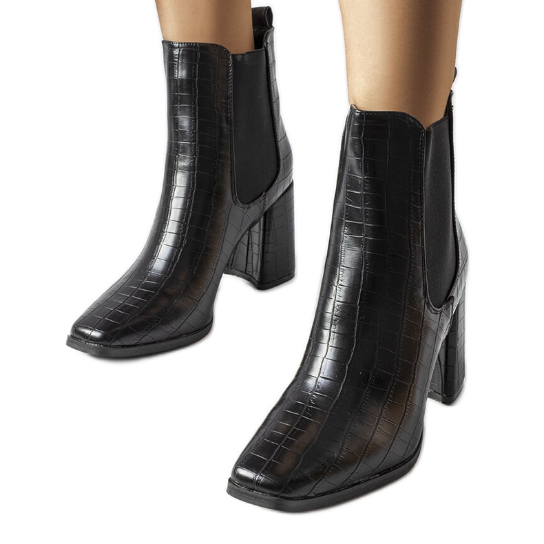 Černé kotníkové boty s imitací krokodýlí kůže od Weigall černá