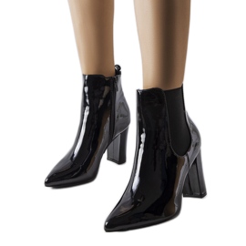 Černé lakované kozačky na sloupku Dolla černý