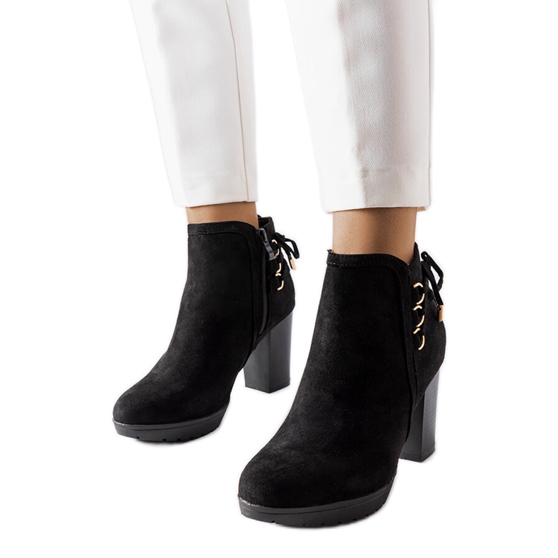 Černé eko semišové kozačky na podpatku od Poule černá Černé eko semišové kozačky na podpatku od Poule černá