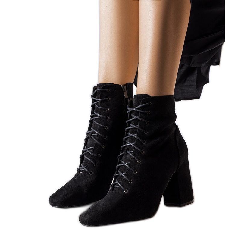 Černé šněrovací kotníkové boty značky Drouins černá Černé šněrovací kotníkové boty značky Drouins černá