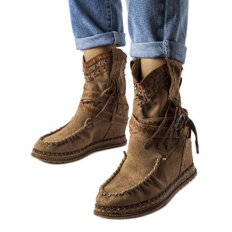 Inna Tmavě hnědé kozačky na klínku od Beausoleil hnědý Inna Tmavě hnědé kozačky na klínku od Beausoleil hnědý