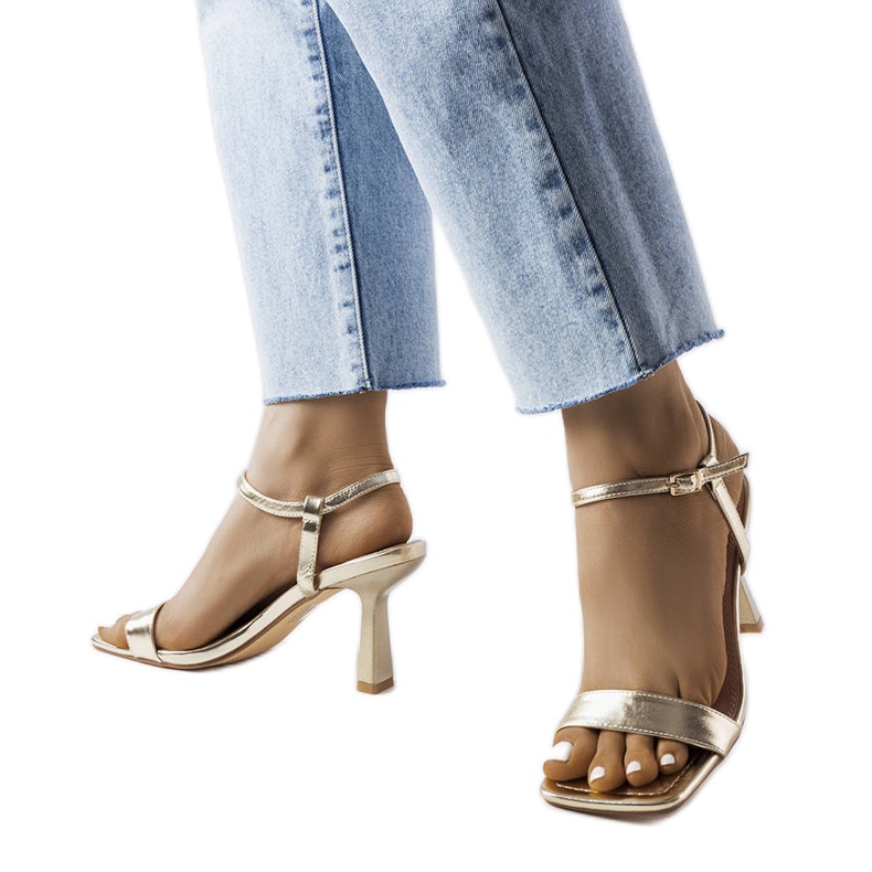 Zlaté sandály na vysokém podpatku značky Amalia zlatý