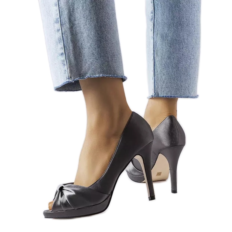 Šedé vykukující podpatky od Paré šedá