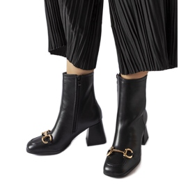 Černé kotníkové boty od Castione černý