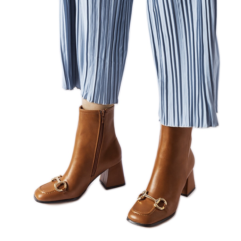 Hnědé kotníkové boty značky Castione hnědý