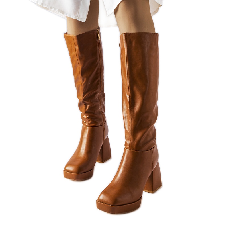 Hnědé kozačky s masivním sloupkem od Villanova hnědý Hnědé kozačky s masivním sloupkem od Villanova hnědý