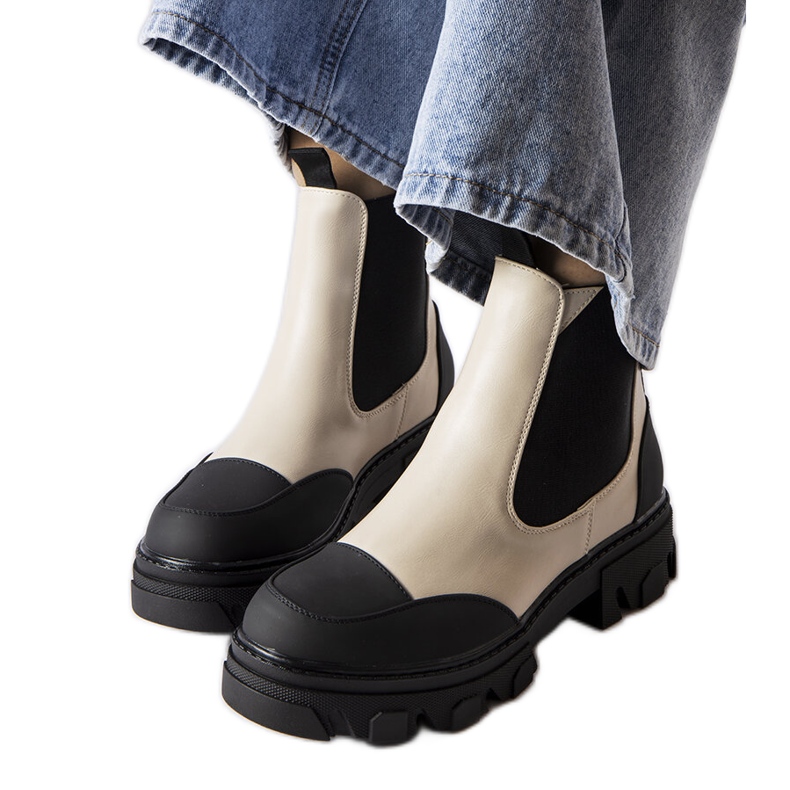 Béžové a černé nazouváky značky Sibyla béžový