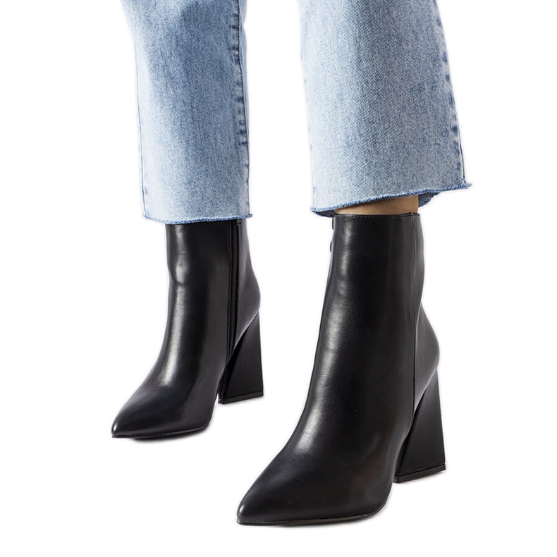 Černé kotníkové boty značky Abelina černá