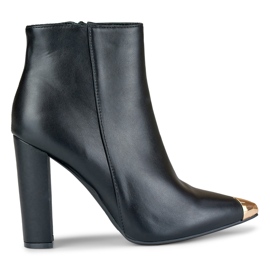 Černé dámské kozačky s ozdobným bodcem černý