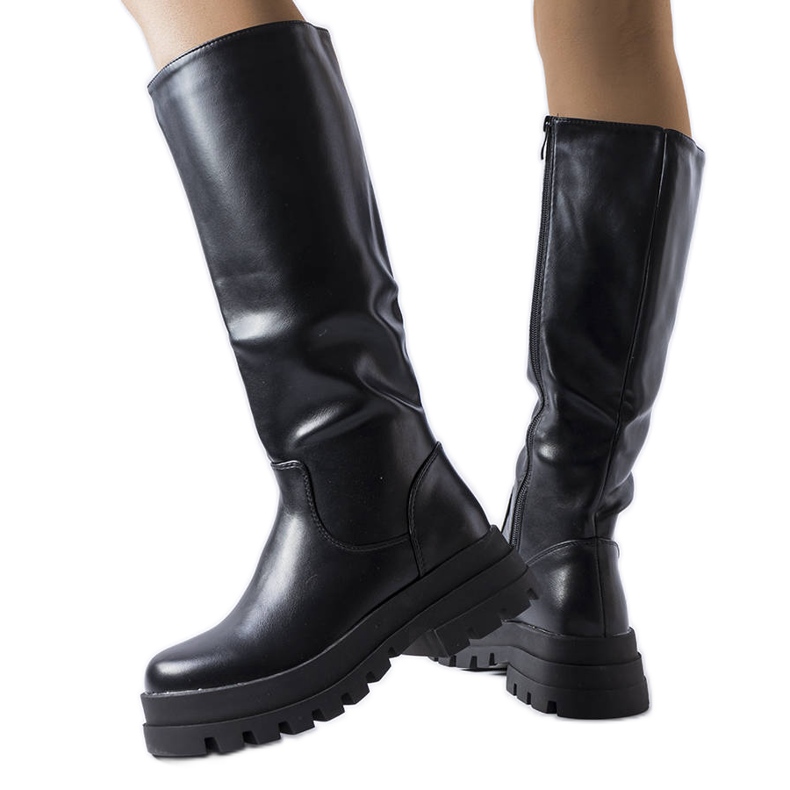 Černé zateplené kozačky od Stanis černá