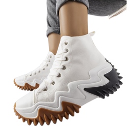 Bílé sportovní tenisky se silnou podrážkou od Toro bílý