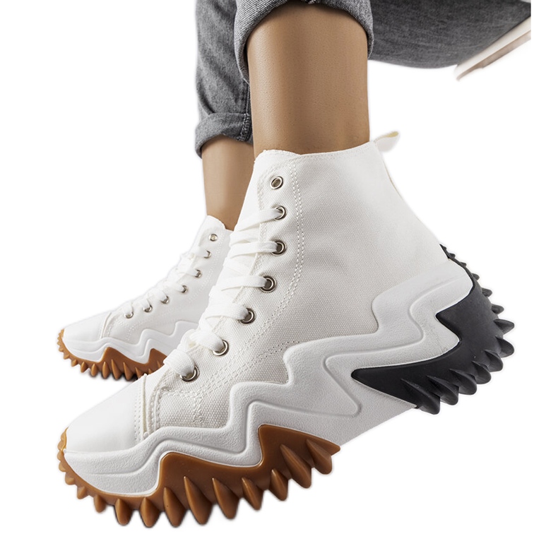 Bílé sportovní tenisky se silnou podrážkou od Toro bílý