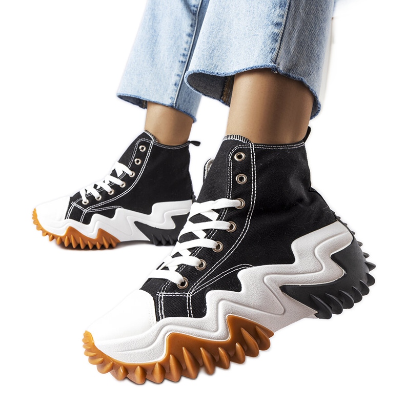 Černé tenisky se silnou podrážkou od Toro černá