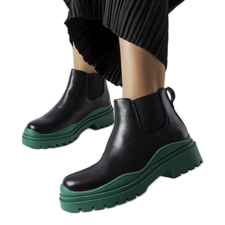 Černé kotníkové boty na barevné platformě Marinone černá