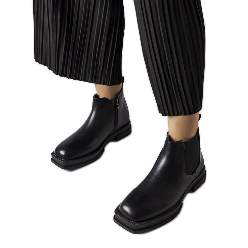 Inna Černé nízké ploché kozačky Tarquinia černá Inna Černé nízké ploché kozačky Tarquinia černá