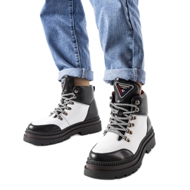 Černobílé zateplené kozačky značky Solofra černý