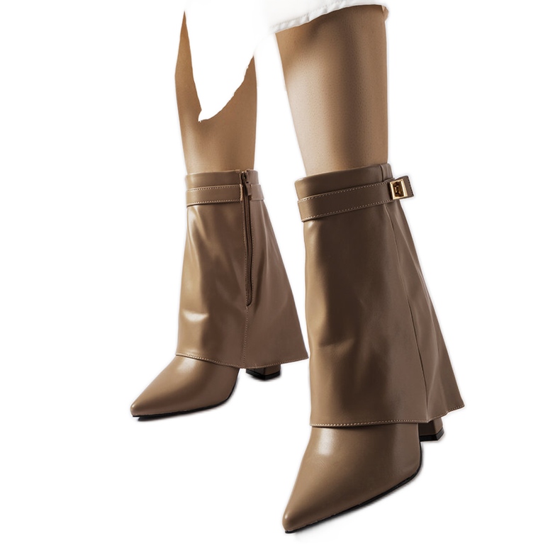 Hnědé kozačky s ohrnutým svrškem od Aya hnědý Hnědé kozačky s ohrnutým svrškem od Aya hnědý