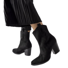 Černé prolamované kovbojské boty od Desjardins černá