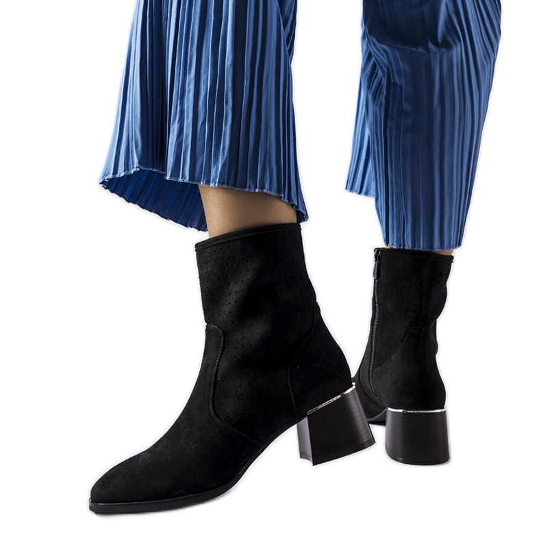 Černé kotníkové boty s perforovaným svrškem od Cavallo černá