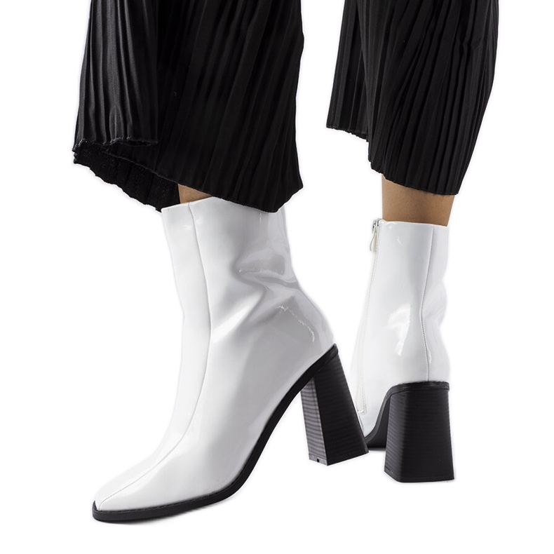 Bílé lakované kotníkové boty značky Jelica bílý