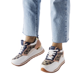 Inna Bílé a růžové tenisky Rouxi na klínku bílý Inna Bílé a růžové tenisky Rouxi na klínku bílý