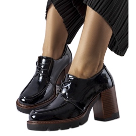 Černé lakované boty na vysokém podpatku značky Vinceza černá