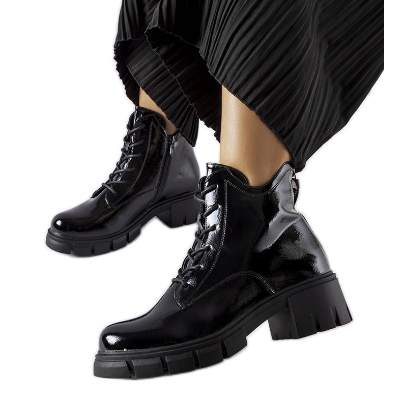 Černé zateplené lakované kotníkové boty Vinceza černá