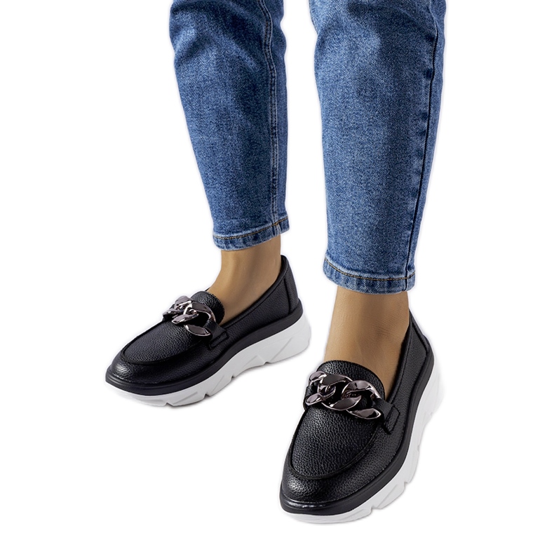 Černé mokasíny s řetízkem Vinceza černá Černé mokasíny s řetízkem Vinceza černá