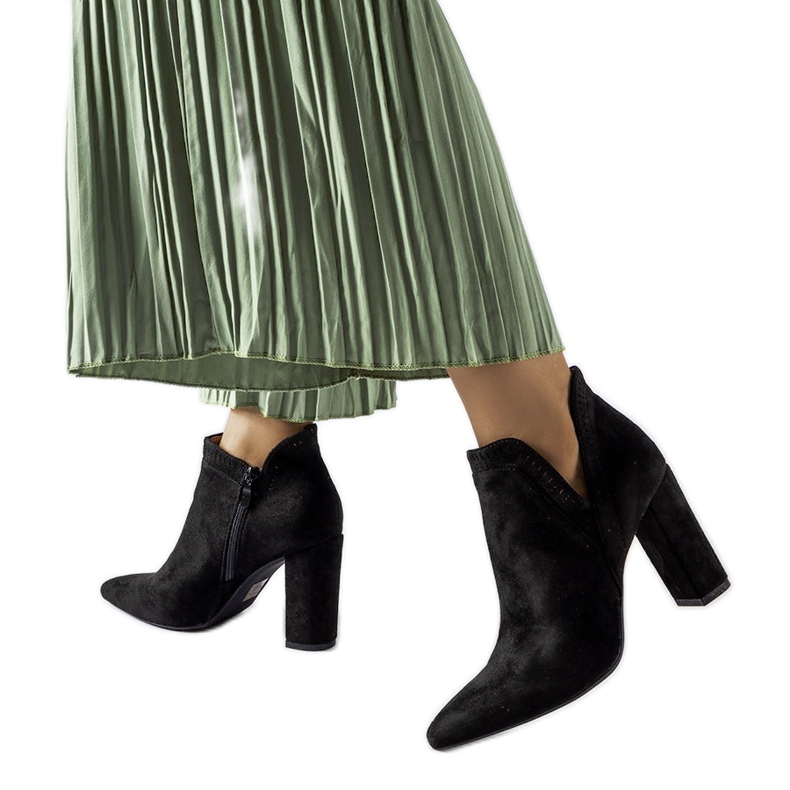 Černé semišové kotníkové boty Cammoro černá