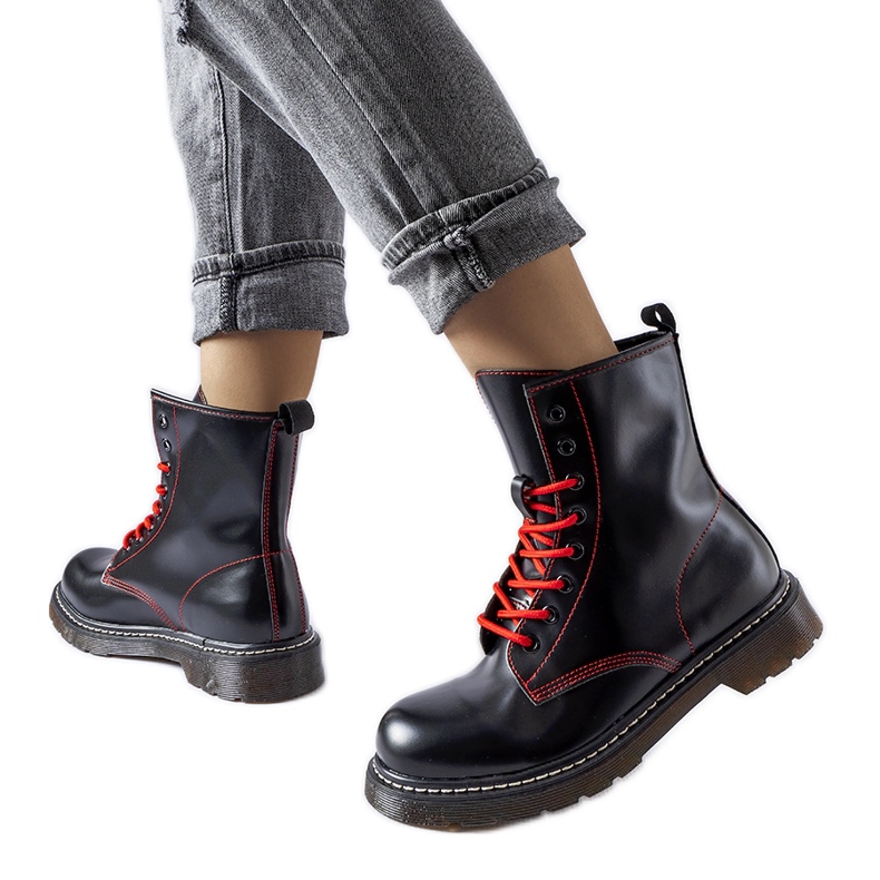 Inna Černé kozačky zdobené červenou nití Rocco černá Inna Černé kozačky zdobené červenou nití Rocco černá