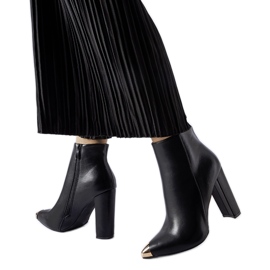 Černé kozačky s kovovou špičkou Sacra černý