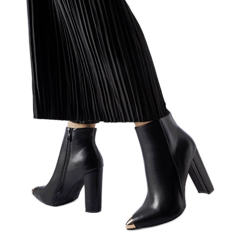 Černé kozačky s kovovou špičkou Sacra černá