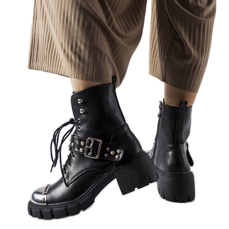 Podkrovní černé ozdobné kozačky na plochém podpatku černá