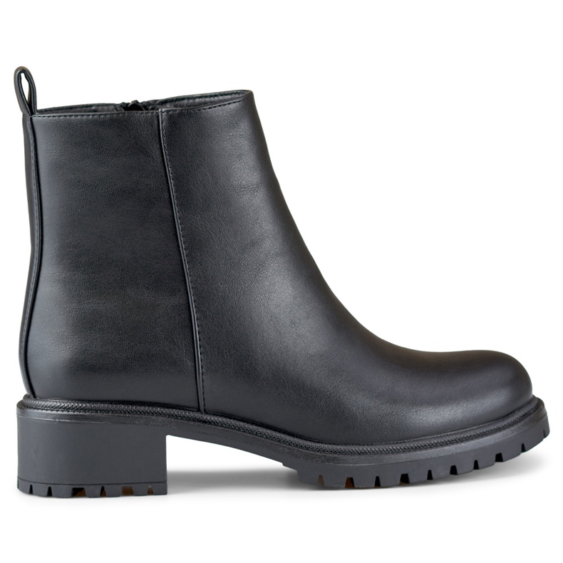 Klasické černé dámské kotníkové boty vyrobené z ekokůže černá