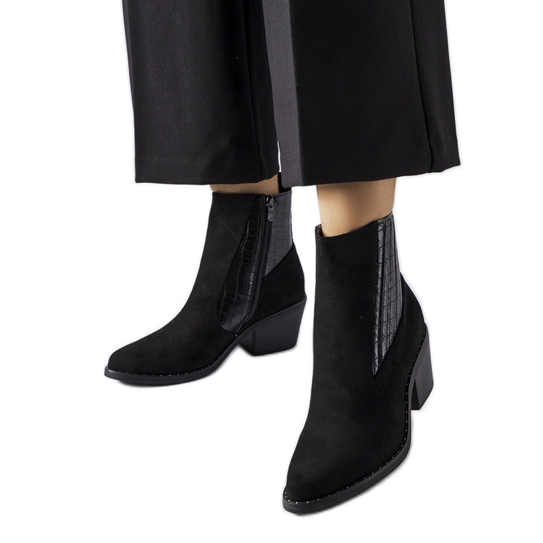 Černé kotníkové boty z ekologického semiše na nízkém podpatku Sovere černá Černé kotníkové boty z ekologického semiše na nízkém podpatku Sovere černá