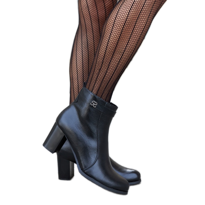 Černé zateplené kotníkové boty s kamínky Barreto černá