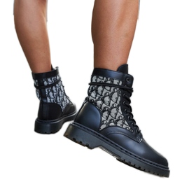 Černé kozačky zdobené monogramem černý